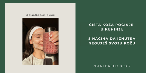 Žena sa prirodnom maskom na licu drži smoothie bogat biljnim nutrijentima; vizual za blog „Čista koža počinje u kuhinji – 5 načina da iznutra neguješ svoju kožu“, Plantbased Dunja